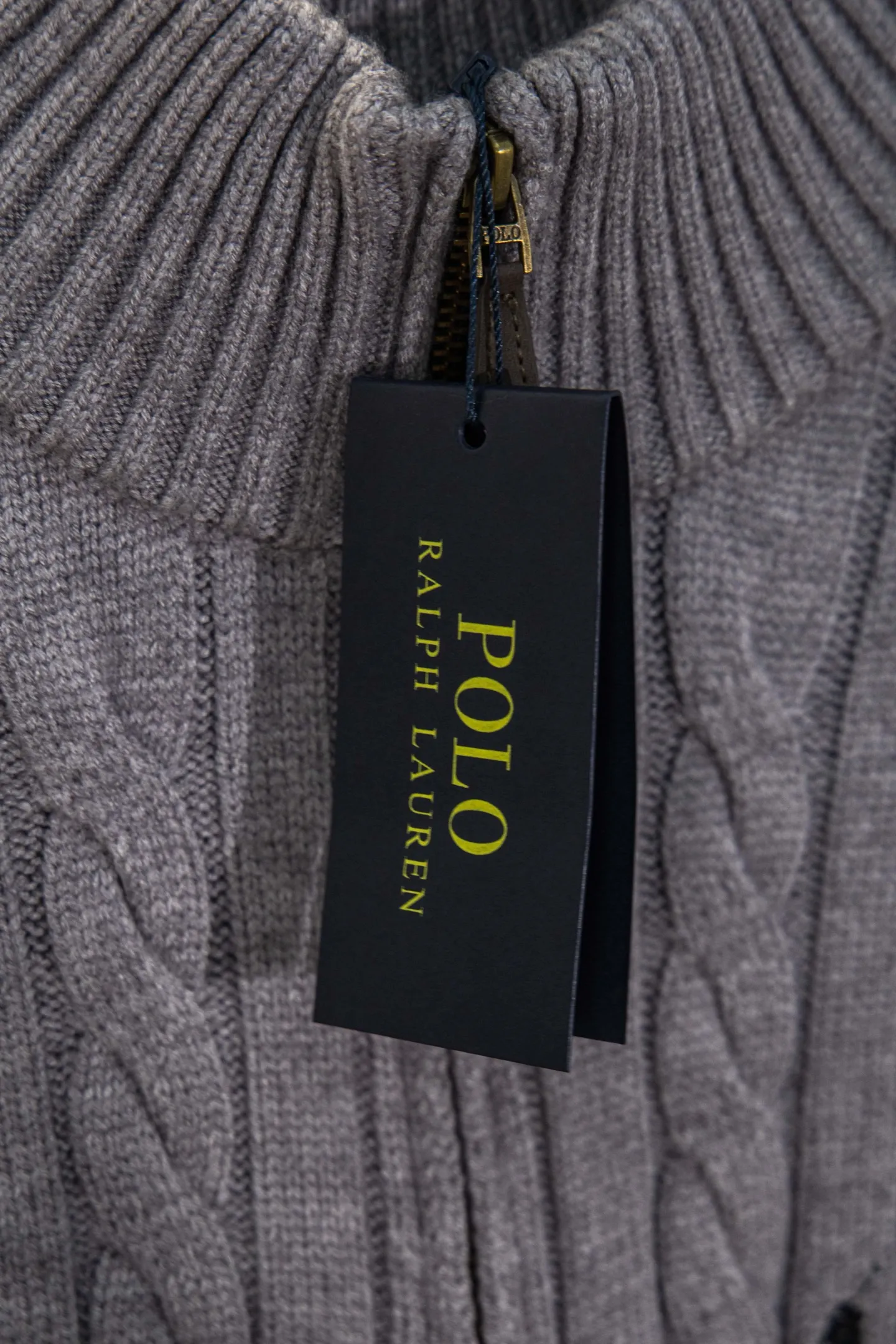 P250 model number: Y196 Ralph Lauren Men's half-zip twist sweater has a really nice style. It can be worn alone or as a jacket to be worn inside or outside. The upper body shows personal fashion charm. Four colors are available. Same style for men and women. A must-have item for new summer products. Hang tag. Hanging beads. Washable packaging bag. Full set of accessories. Very good appearance. Super exquisite workmanship. Size: S-XL